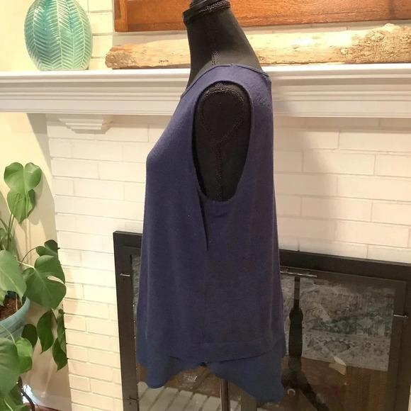 #68 Banana Republic Basic Navy Sleeveless Lightweight Top Size Large Pet - Picture 4 of 6